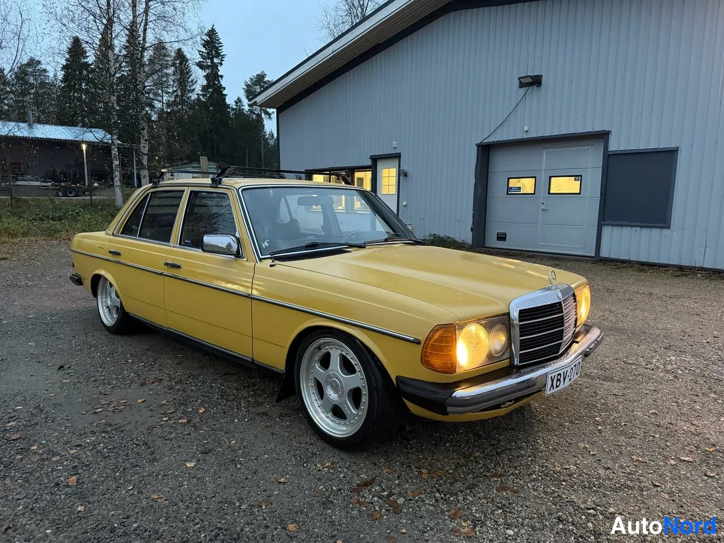 Keltainen Mercedes-Benz 240 1976, etuviisto, keula oikealle, kuva 2