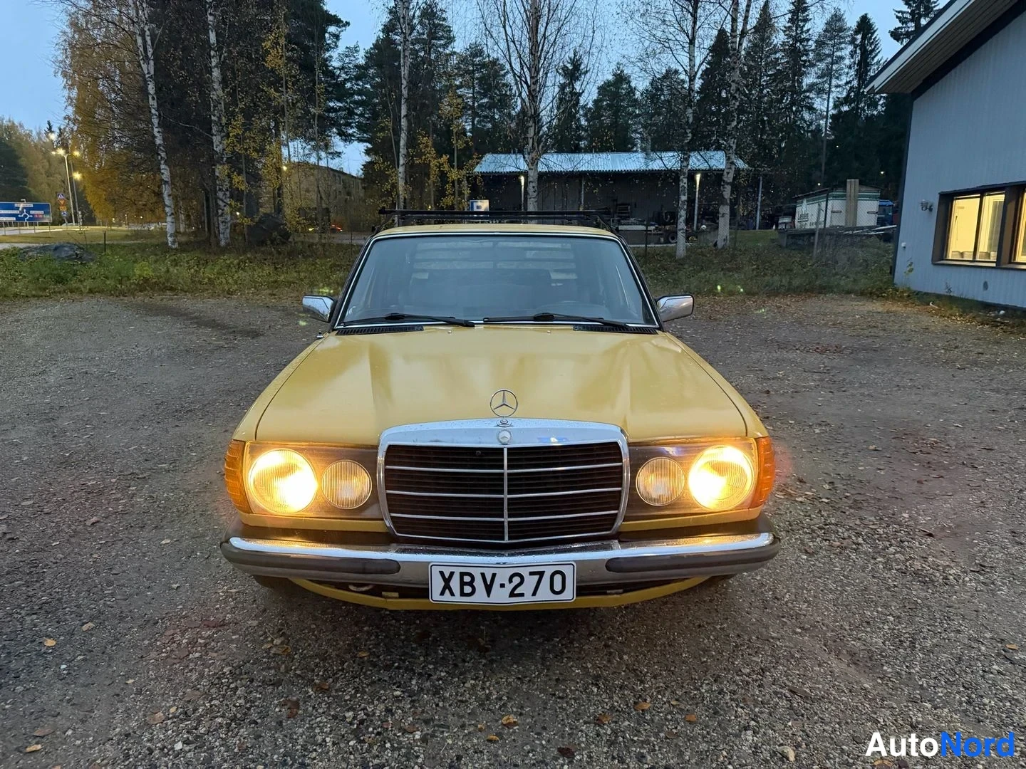 Keltainen Mercedes-Benz 240 1976, edestä, kuva 3