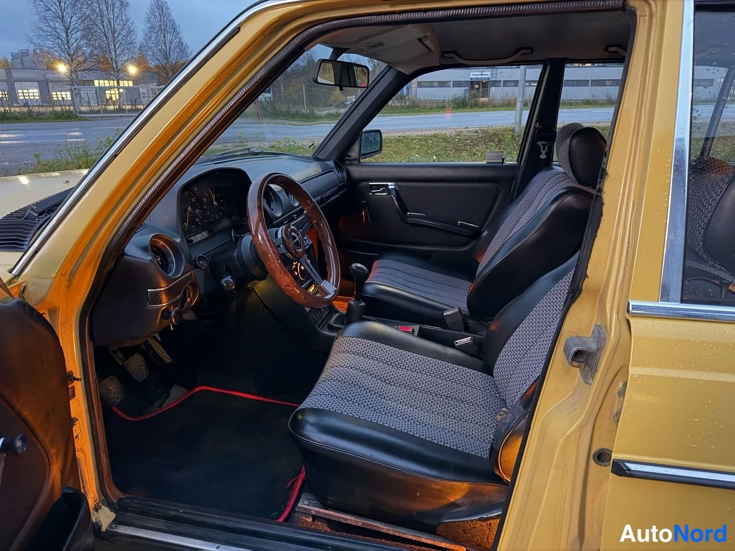 Keltainen Mercedes-Benz 240 1976, kuva 7