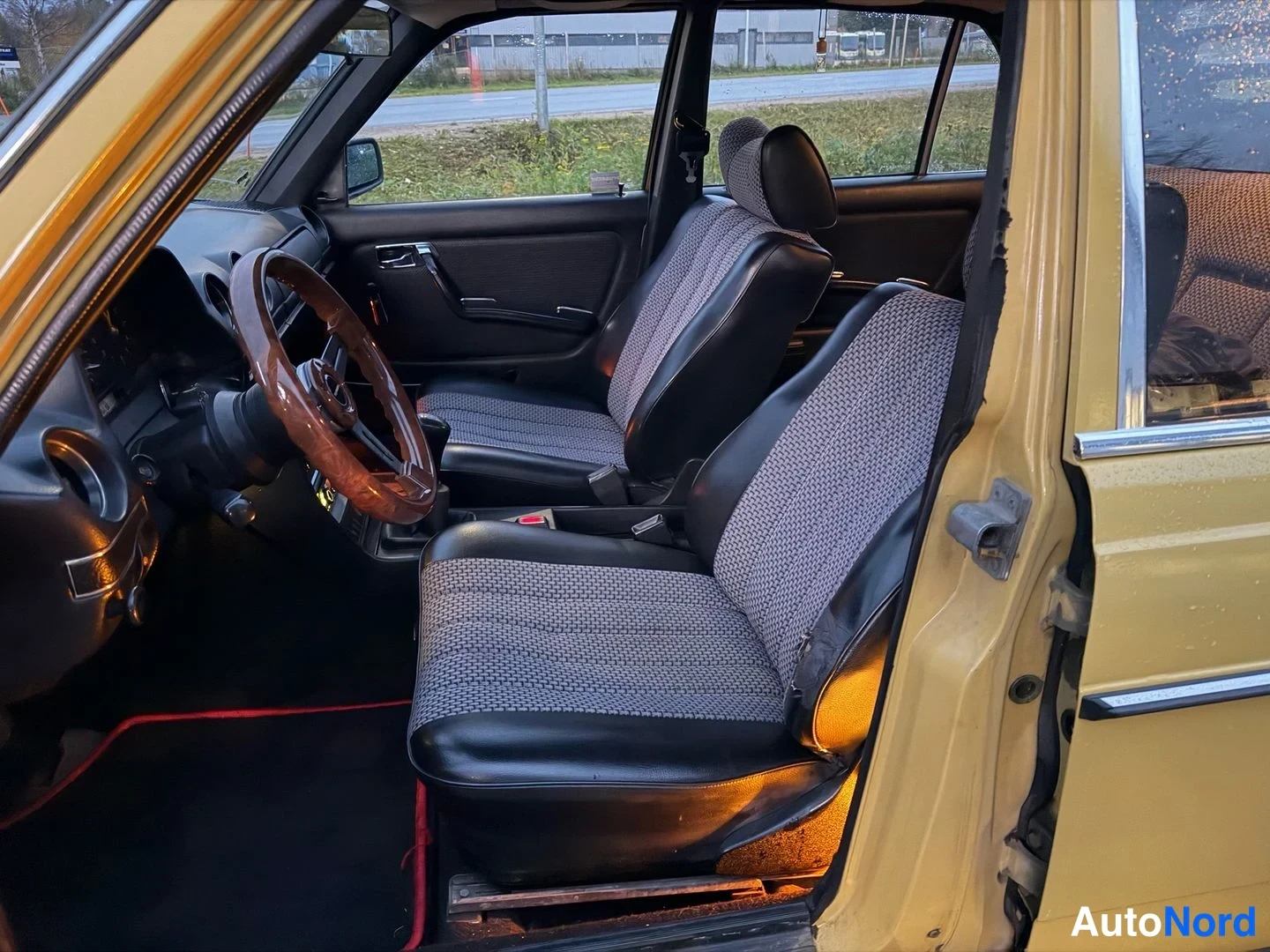 Keltainen Mercedes-Benz 240 1976, kuva 8
