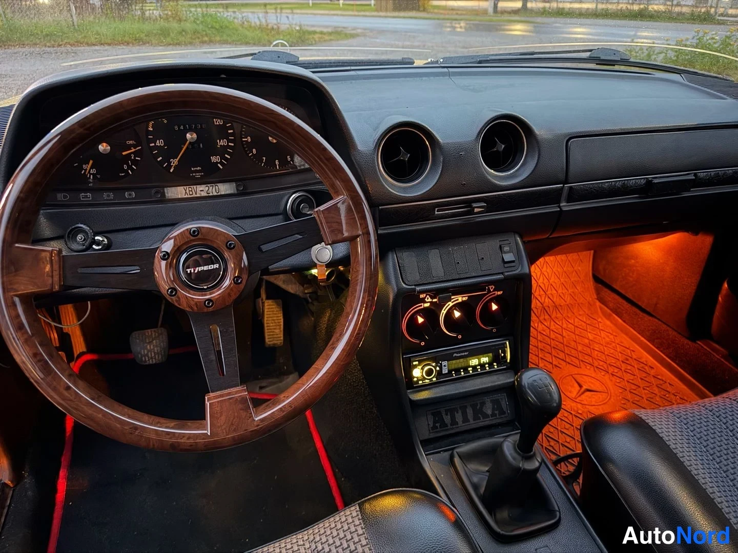 Keltainen Mercedes-Benz 240 1976, kuva 10