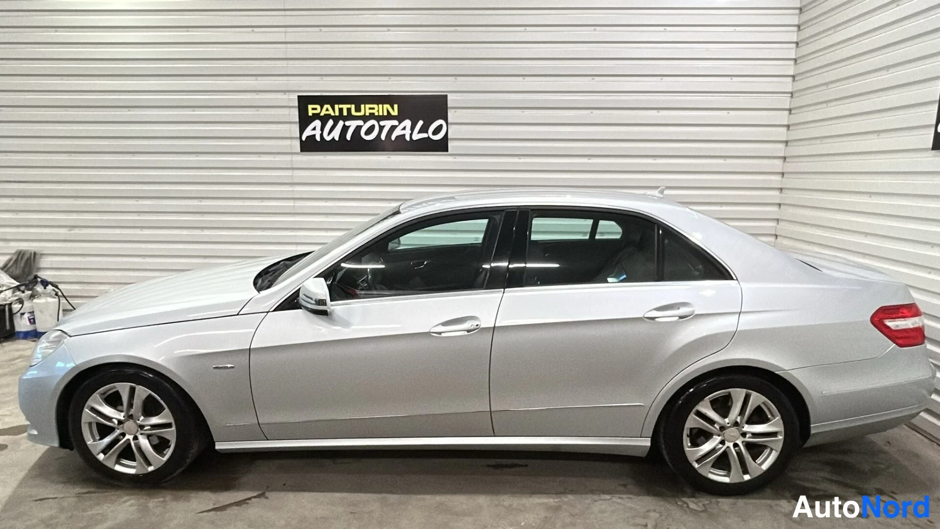 Hopea Mercedes-Benz E Huippu 2011, sivulta, kuva 4