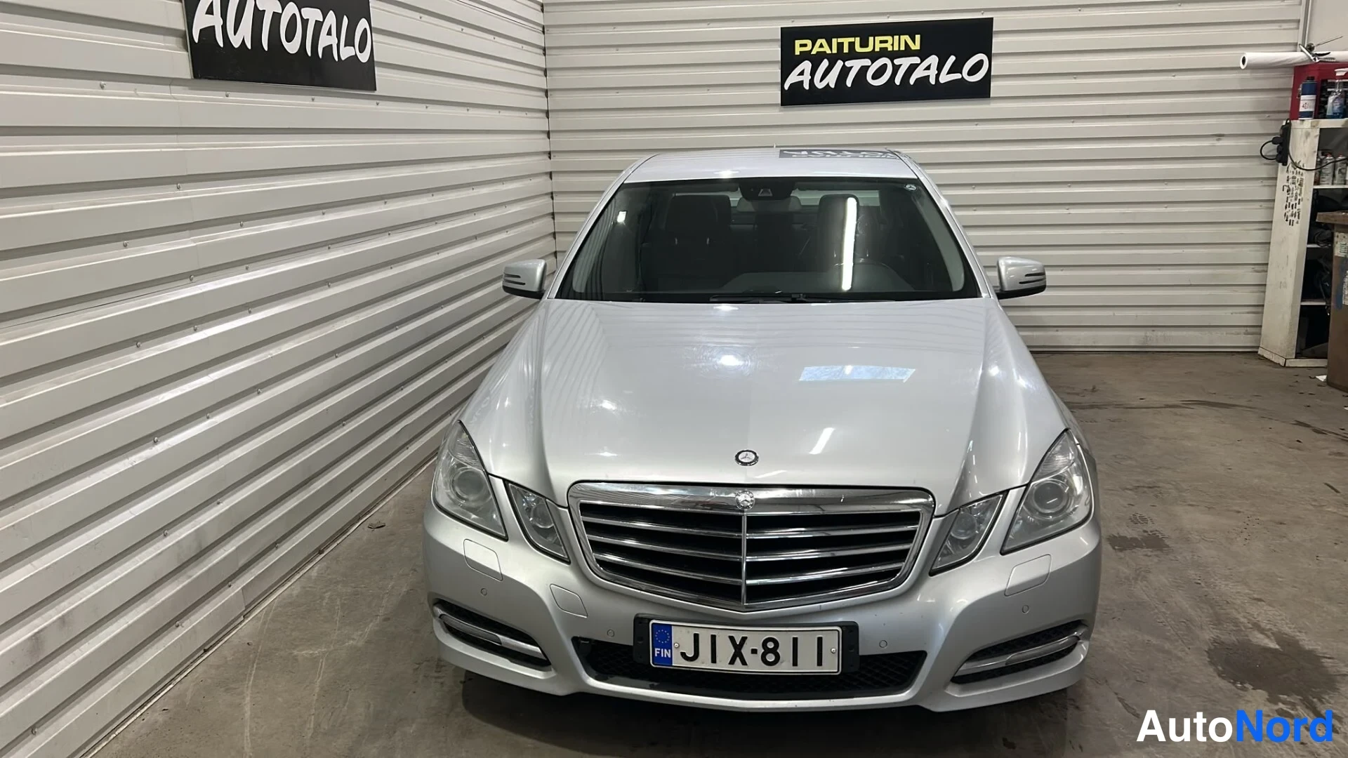 Hopea Mercedes-Benz E Huippu 2011, edestä, kuva 3