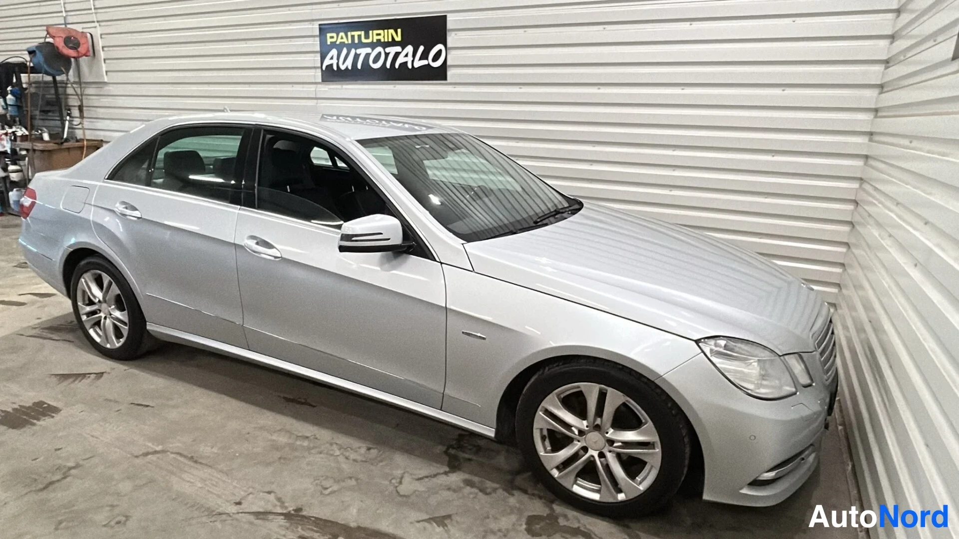 Hopea Mercedes-Benz E Huippu 2011, etuviisto, keula oikealle, kuva 2