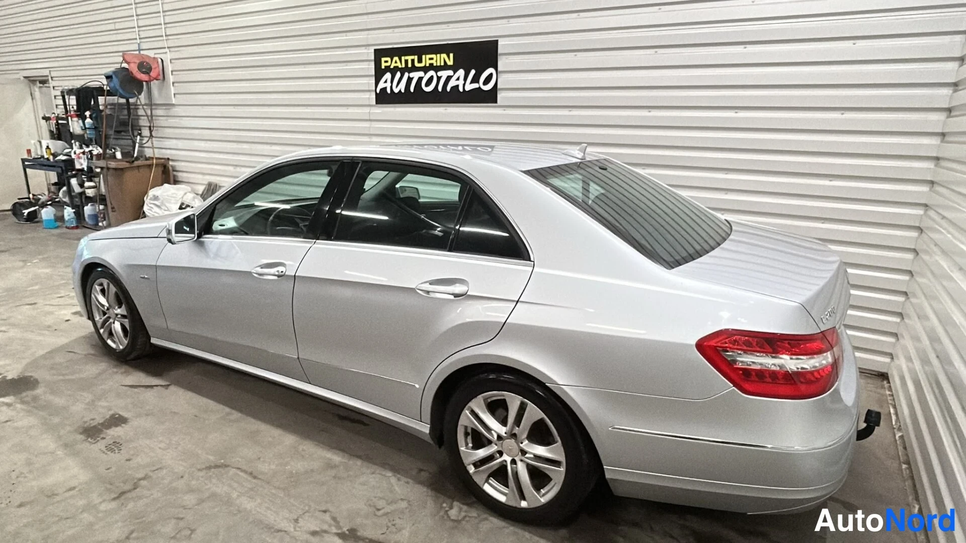 Hopea Mercedes-Benz E Huippu 2011, takaviisto, kuva 7