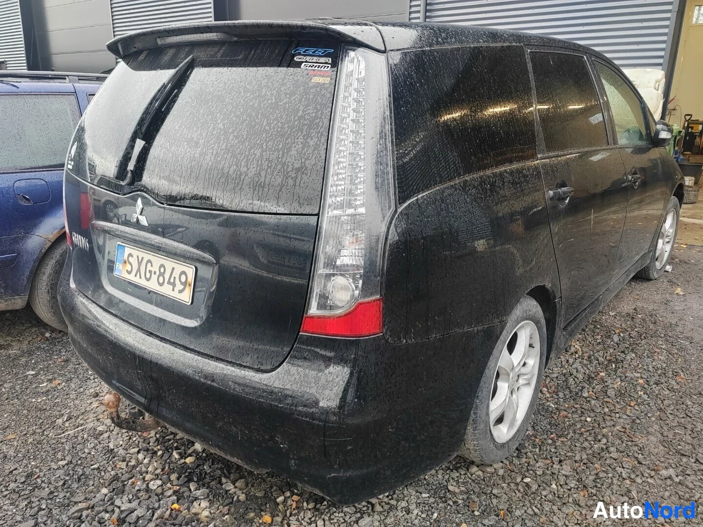 Musta Mitsubishi Grandis 1996, takaviisto, kuva 3