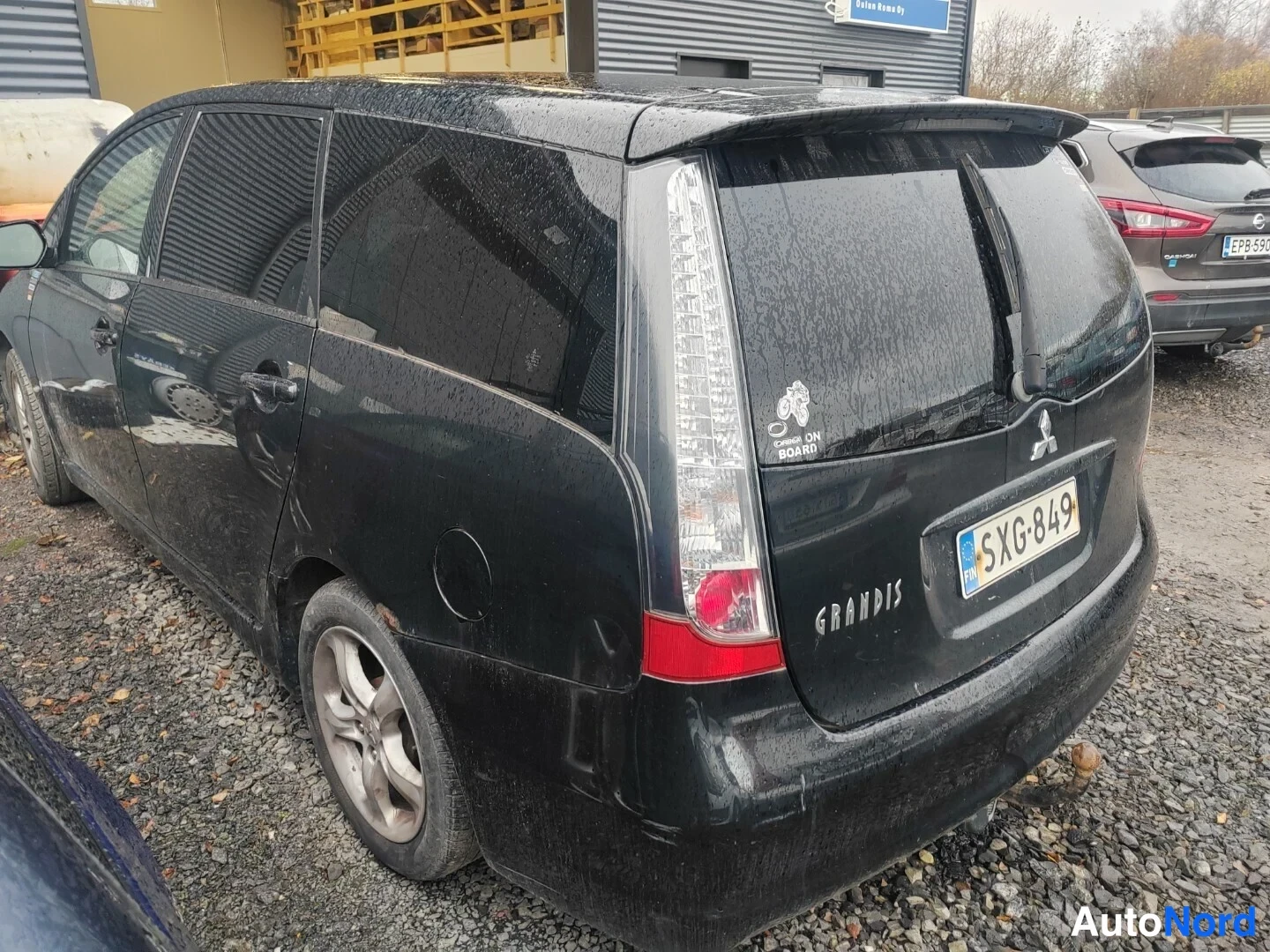 Musta Mitsubishi Grandis 1996, takaviisto, kuva 2