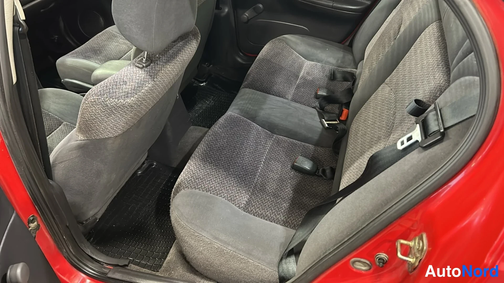 Punainen Chrysler Neon 2000, takaistuimet, kuva 11