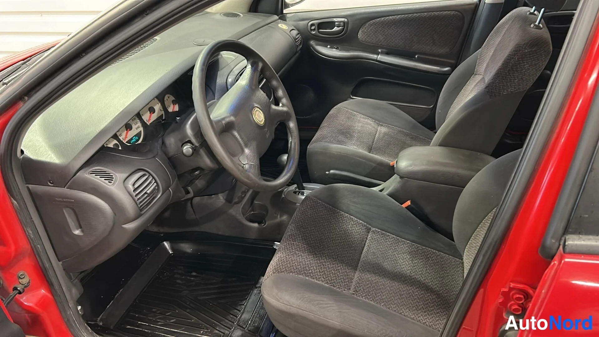 Punainen Chrysler Neon 2000, ohjaamo, kuva 9