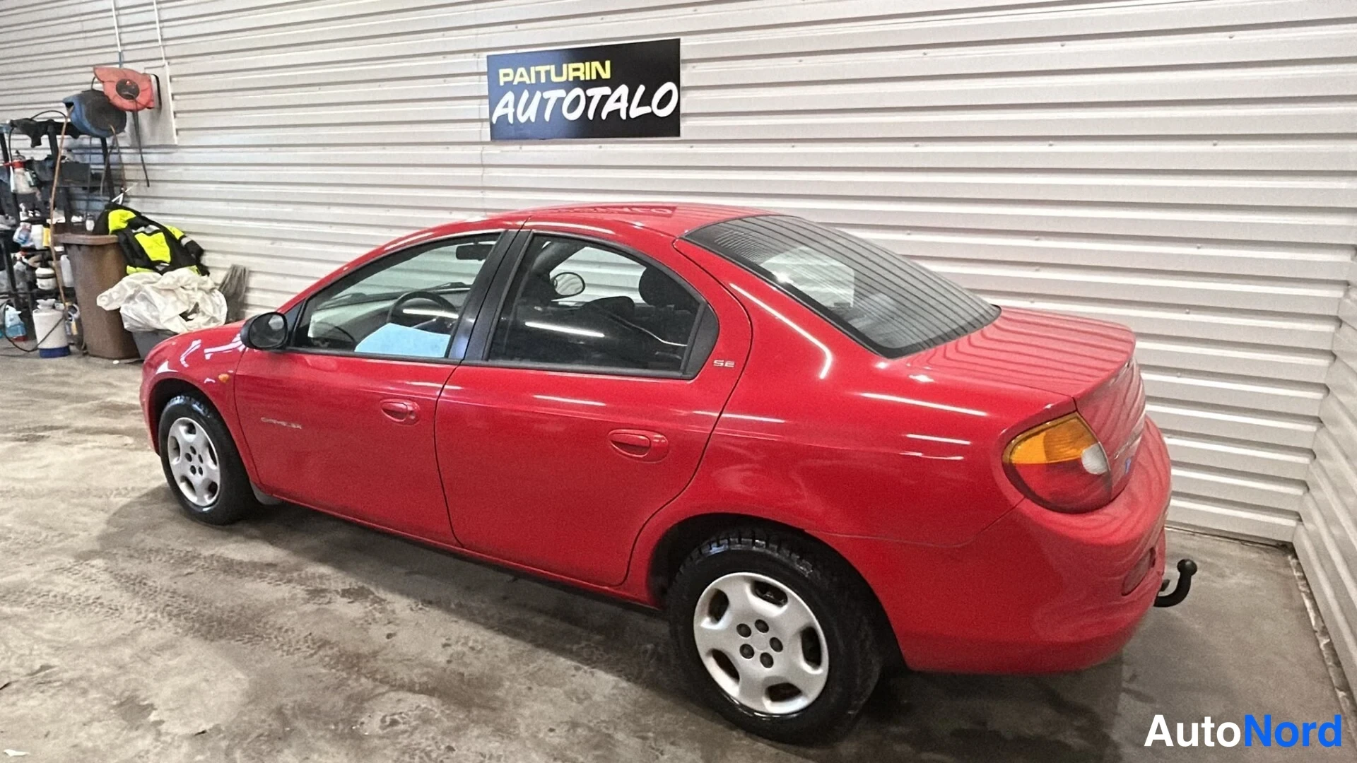 Punainen Chrysler Neon 2000, takaviisto, kuva 6