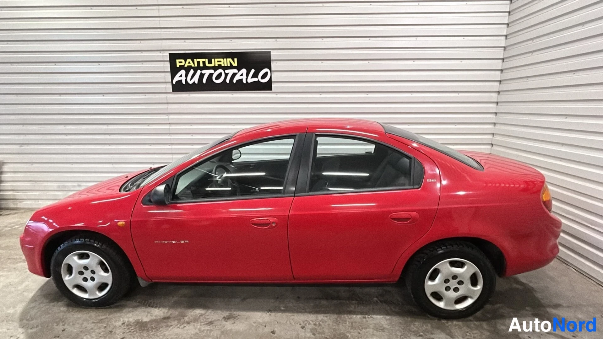 Punainen Chrysler Neon 2000, etuviisto, keula vasemmalle, kuva 2