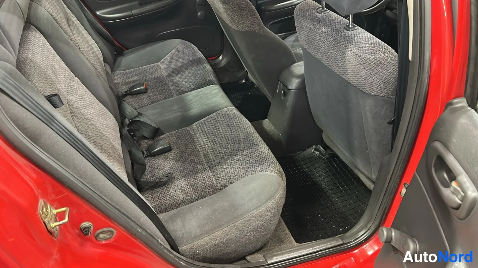 Punainen Chrysler Neon 2000, takaistuimet, kuva 12