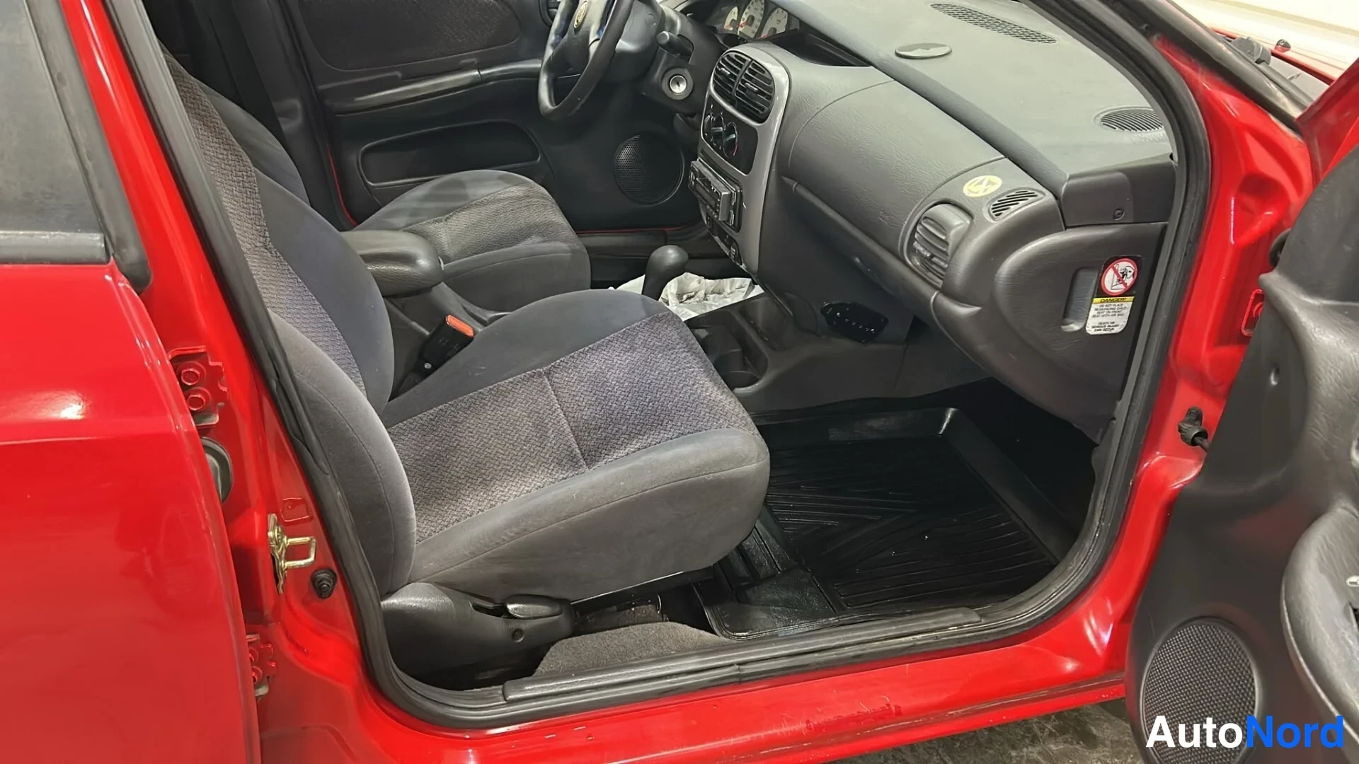 Punainen Chrysler Neon 2000, ohjaamo, kuva 10