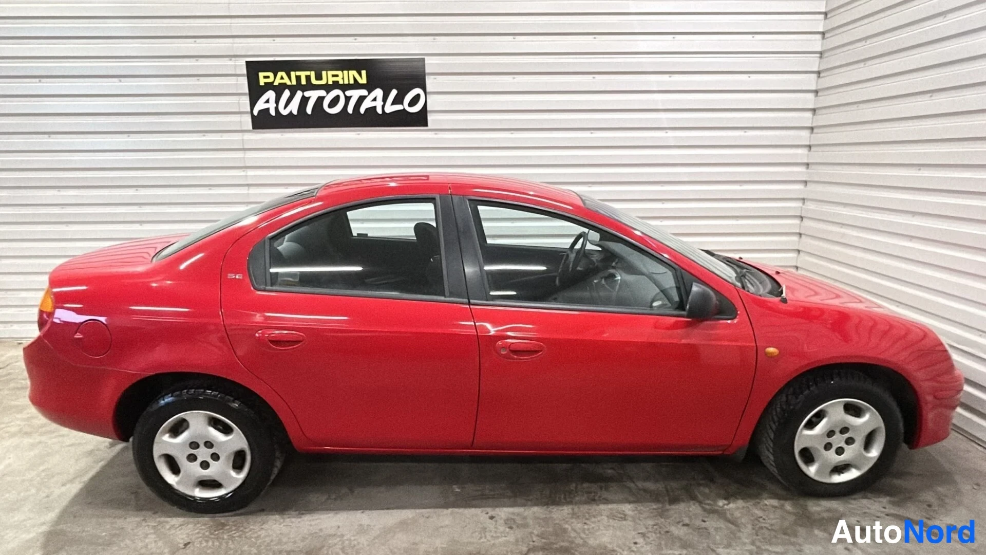 Punainen Chrysler Neon 2000, sivulta, kuva 5