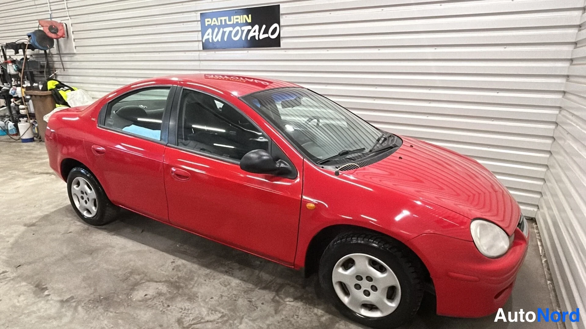 Punainen Chrysler Neon 2000, etuviisto, keula oikealle, kuva 3