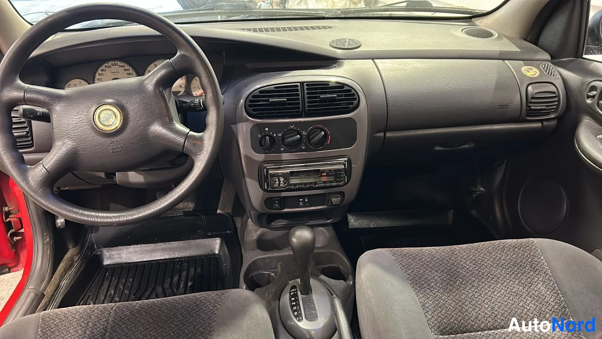 Punainen Chrysler Neon 2000, ohjaamo, kuva 8