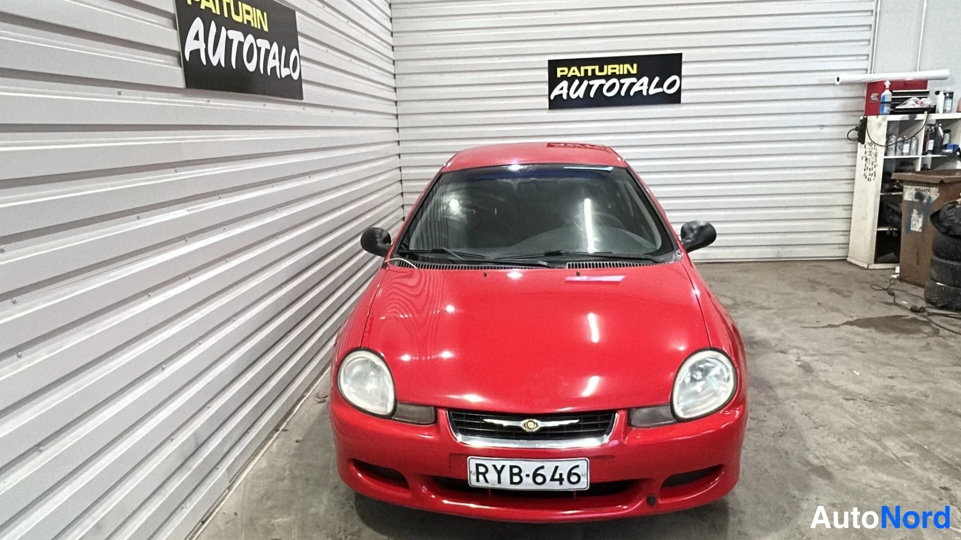 Punainen Chrysler Neon 2000, edestä, kuva 4