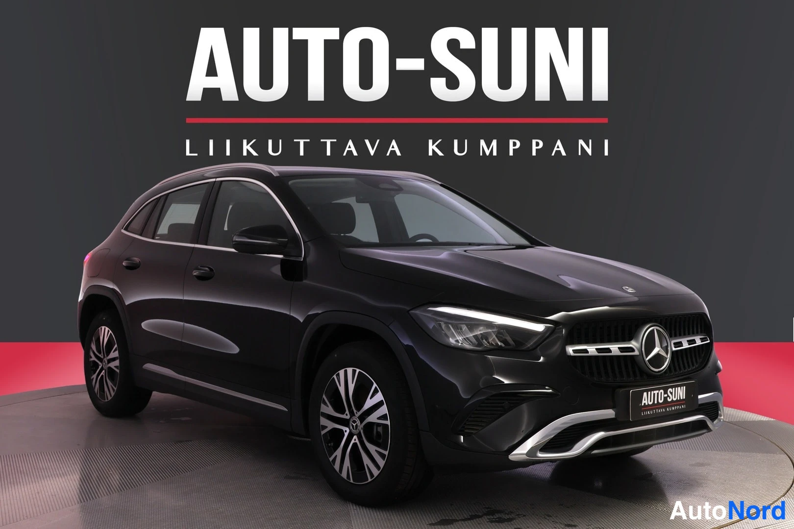 Musta Mercedes-Benz GLA 2026, etuviisto, keula oikealle, kuva 3