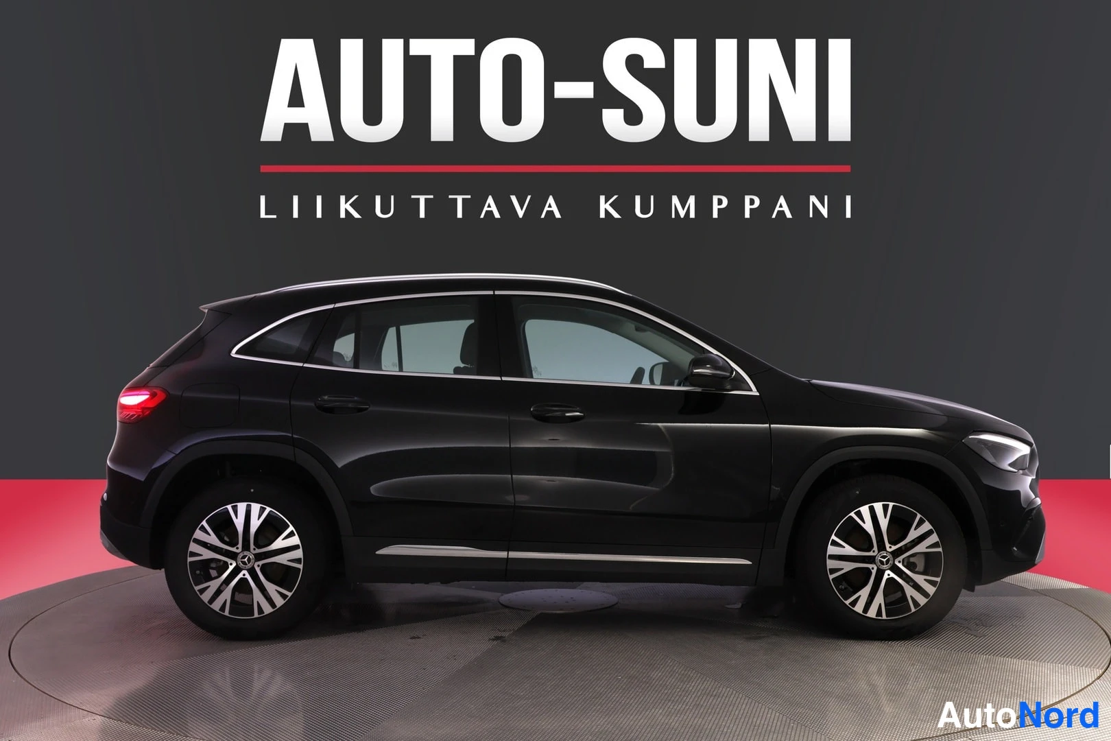 Musta Mercedes-Benz GLA 2026, etuviisto, keula oikealle, kuva 4