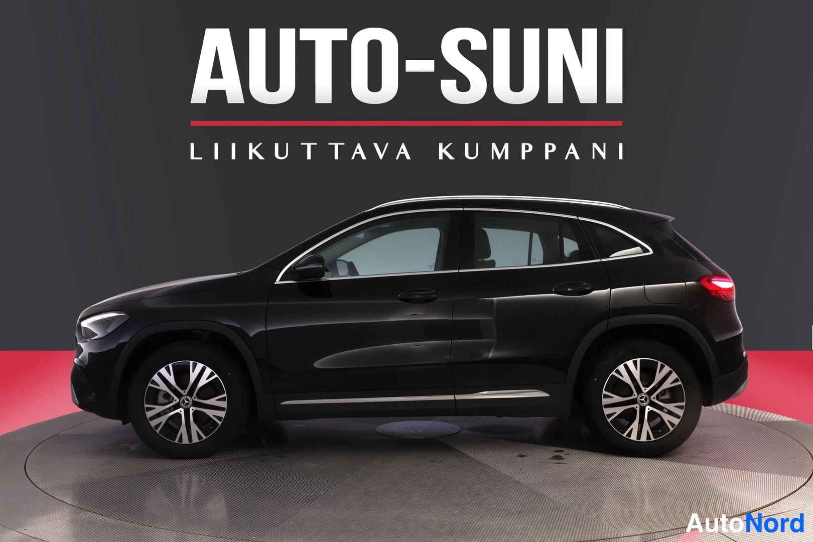 Musta Mercedes-Benz GLA 2026, etuviisto, keula vasemmalle, kuva 2
