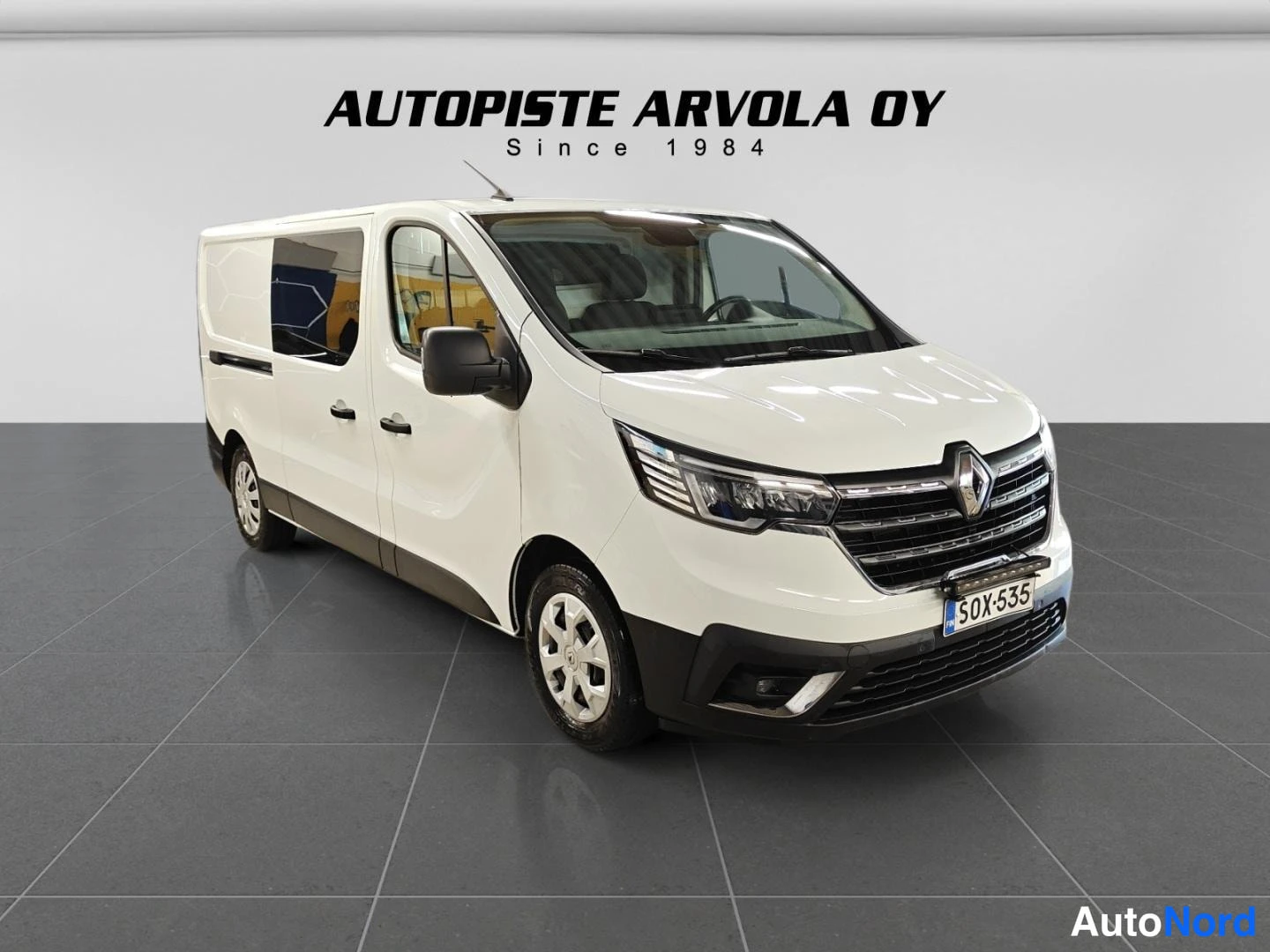 Valkoinen Renault Trafic 2022, etuviisto, keula oikealle, kuva 4