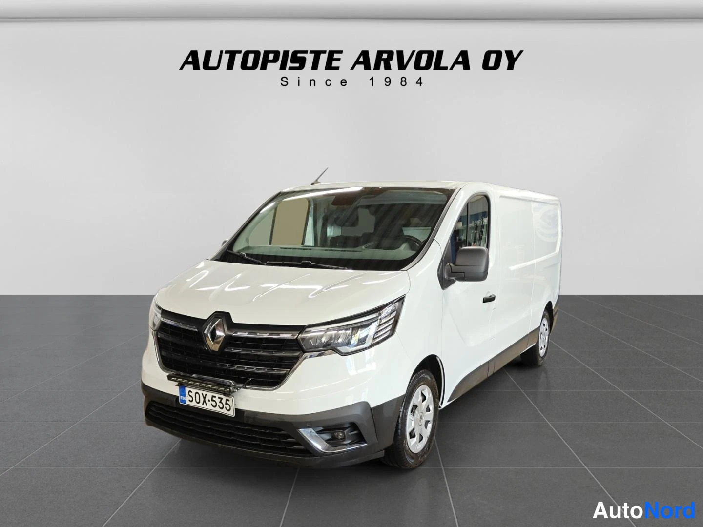 Valkoinen Renault Trafic 2022, etuviisto, keula vasemmalle, kuva 2