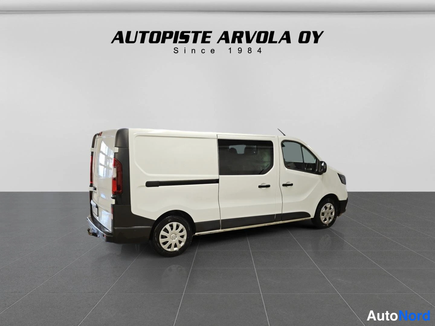 Valkoinen Renault Trafic 2022, takaviisto, kuva 7