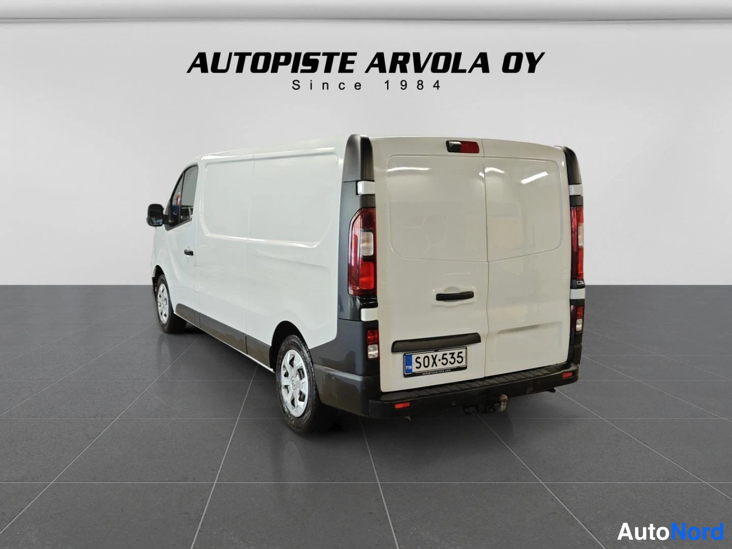 Valkoinen Renault Trafic 2022, takaviisto, kuva 8