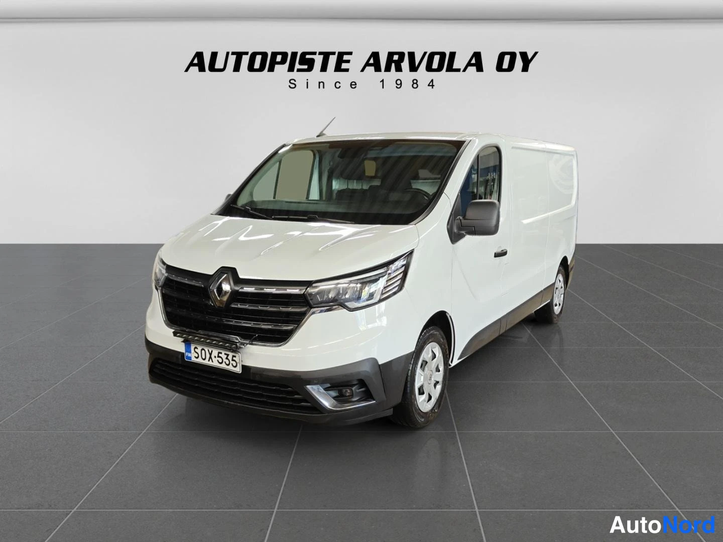 Valkoinen Renault Trafic 2022, etuviisto, keula vasemmalle, kuva 3