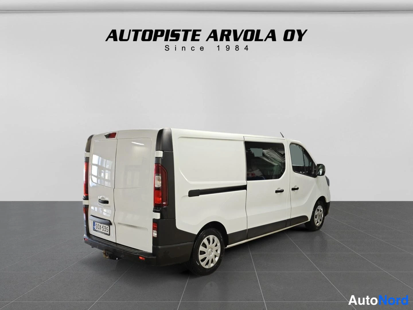Valkoinen Renault Trafic 2022, takaviisto, kuva 6