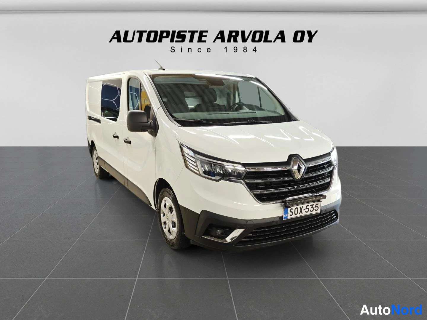 Valkoinen Renault Trafic 2022, etuviisto, keula oikealle, kuva 5