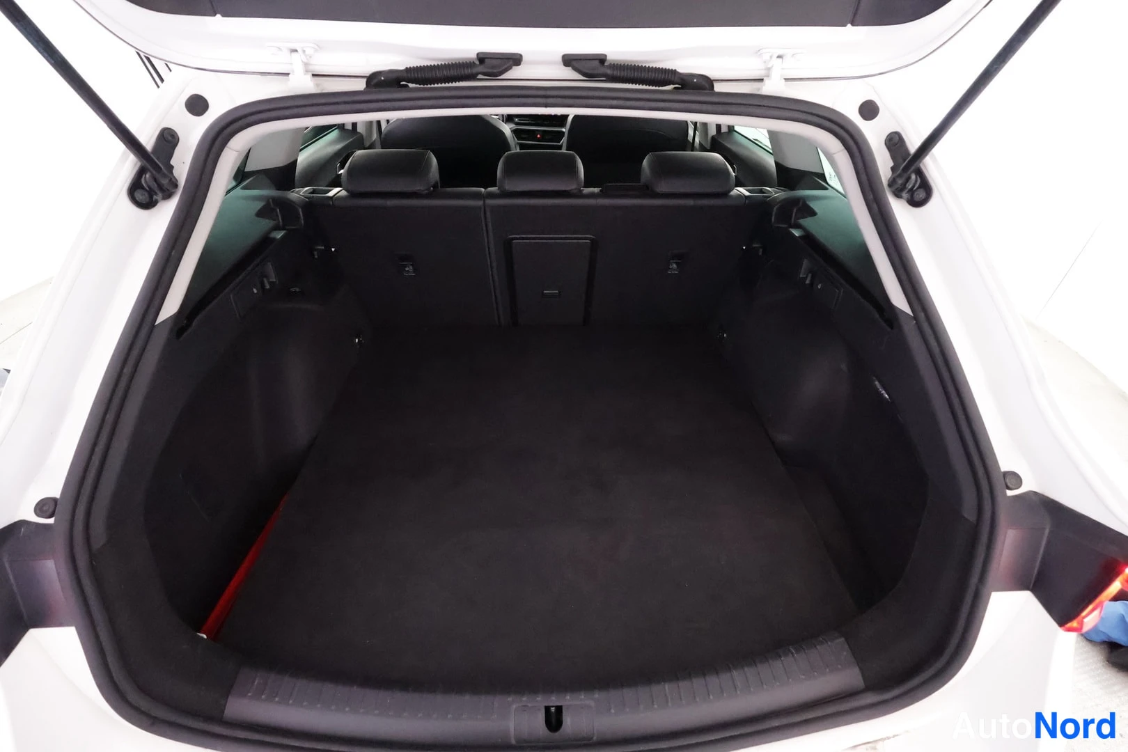 Valkoinen Seat Leon Sportstourer 2020, tavaratila, kuva 24