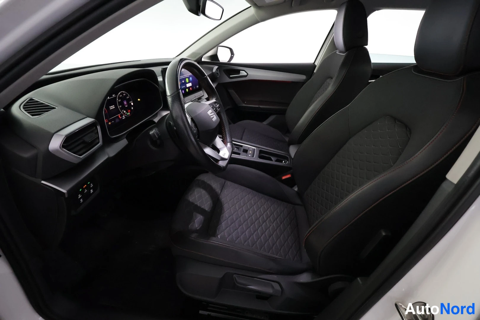 Valkoinen Seat Leon Sportstourer 2020, ohjaamo, kuva 10
