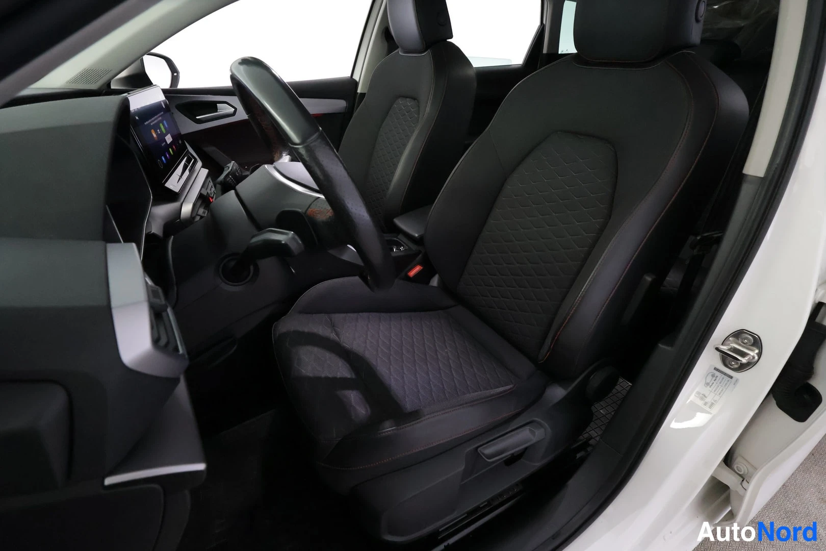 Valkoinen Seat Leon Sportstourer 2020, ohjaamo, kuva 11