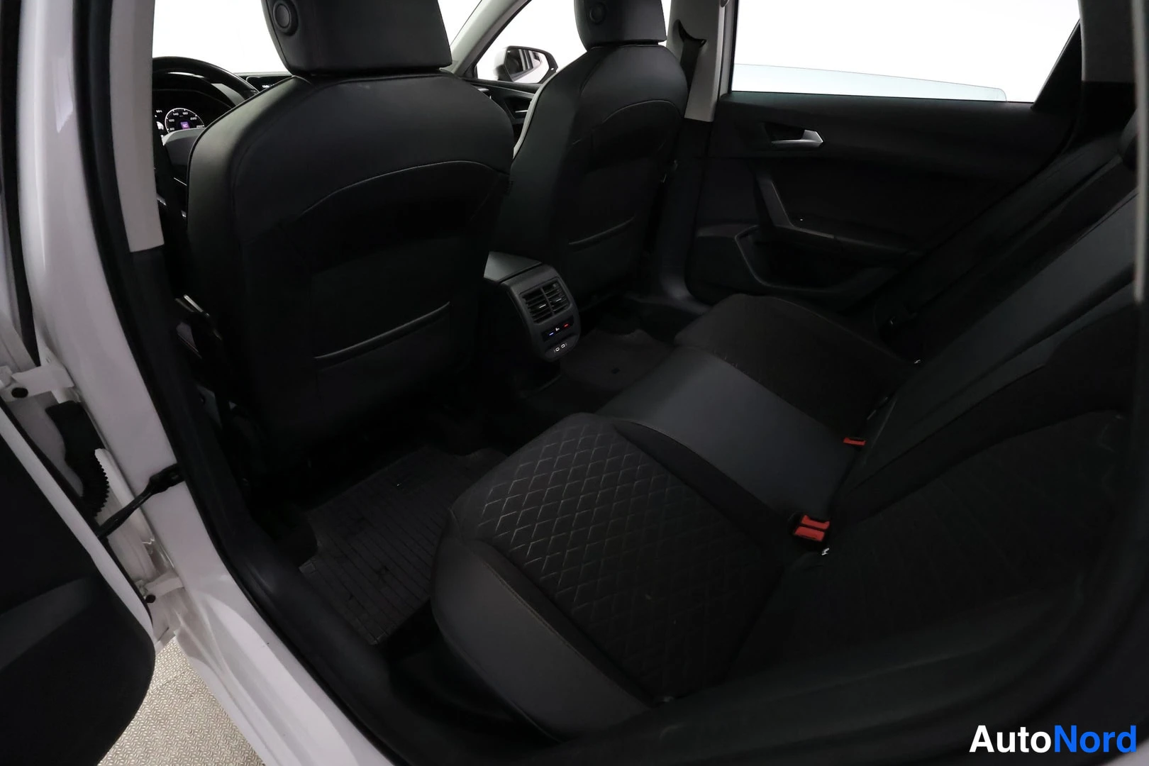 Valkoinen Seat Leon Sportstourer 2020, takaistuimet, kuva 18