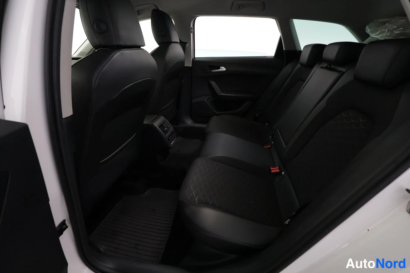 Valkoinen Seat Leon Sportstourer 2020, takaistuimet, kuva 19