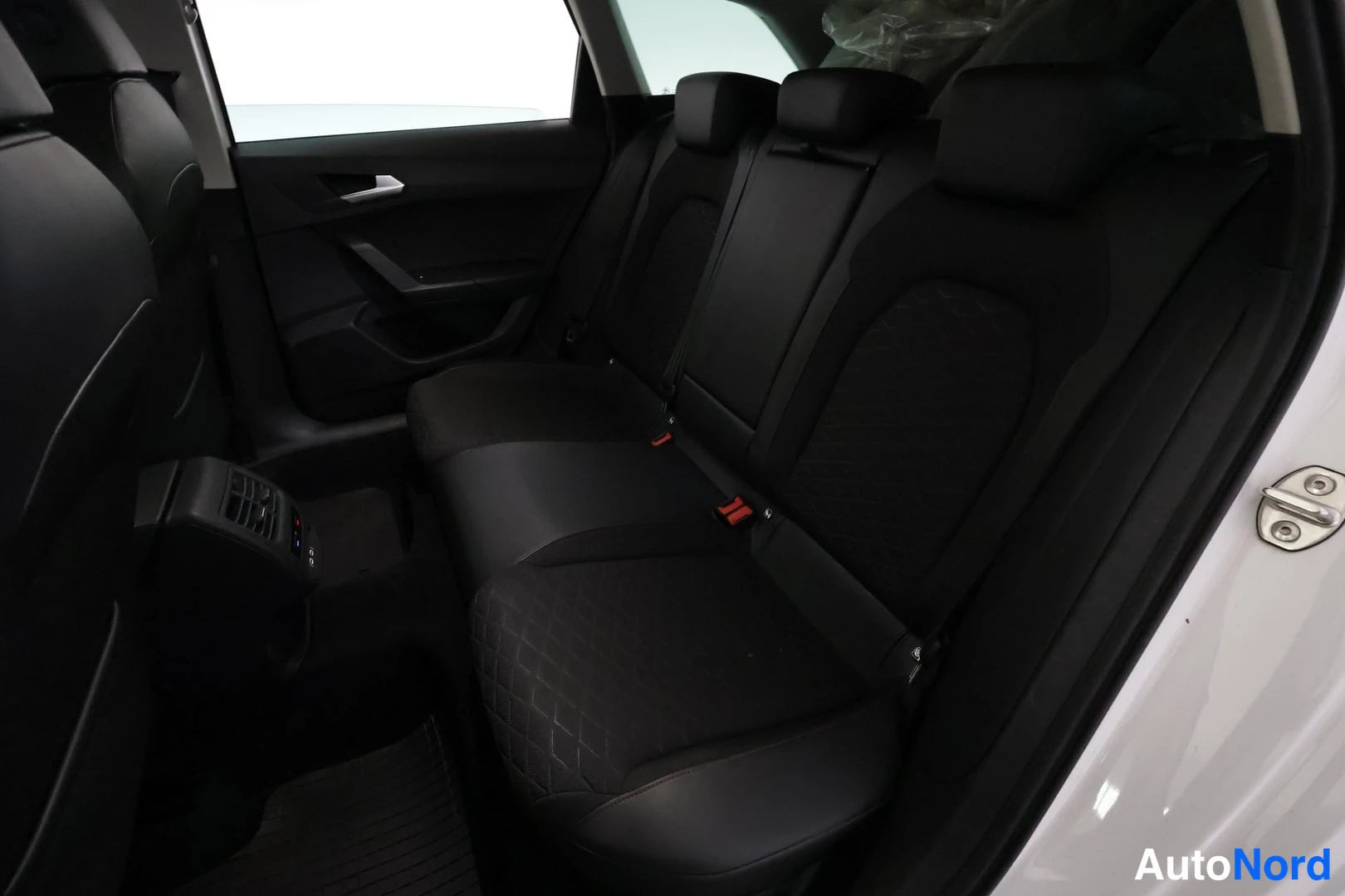 Valkoinen Seat Leon Sportstourer 2020, takaistuimet, kuva 20