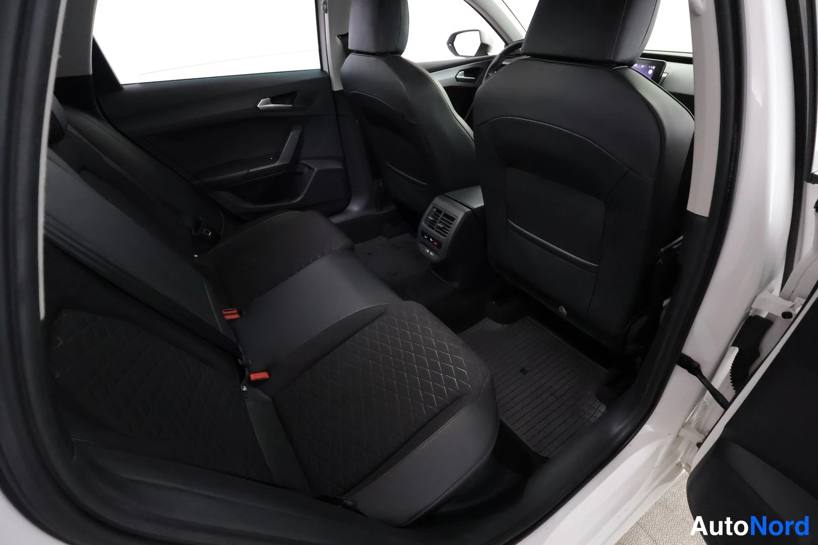 Valkoinen Seat Leon Sportstourer 2020, takaistuimet, kuva 21