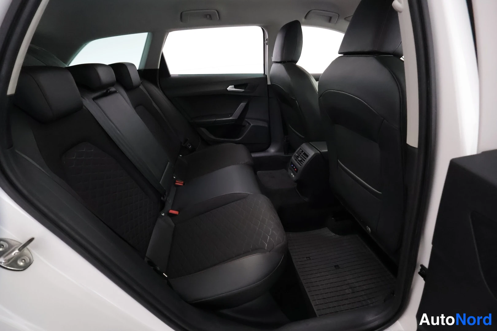 Valkoinen Seat Leon Sportstourer 2020, takaistuimet, kuva 22