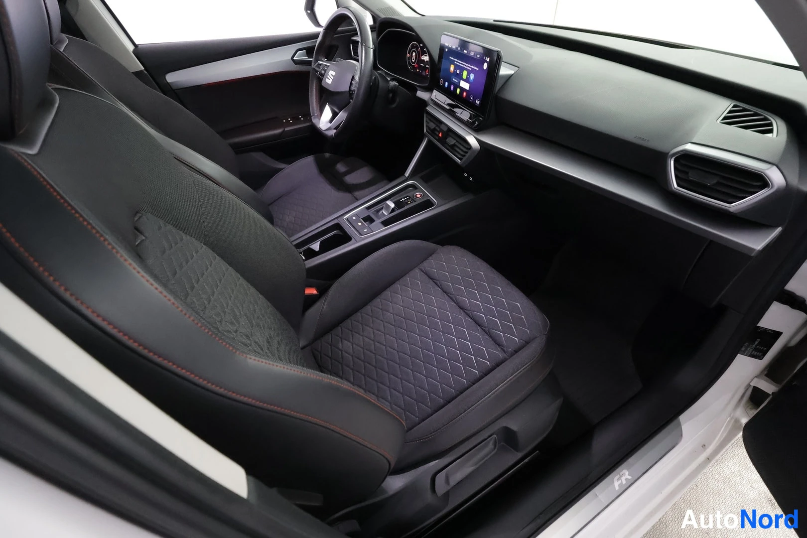 Valkoinen Seat Leon Sportstourer 2020, ohjaamo, kuva 13