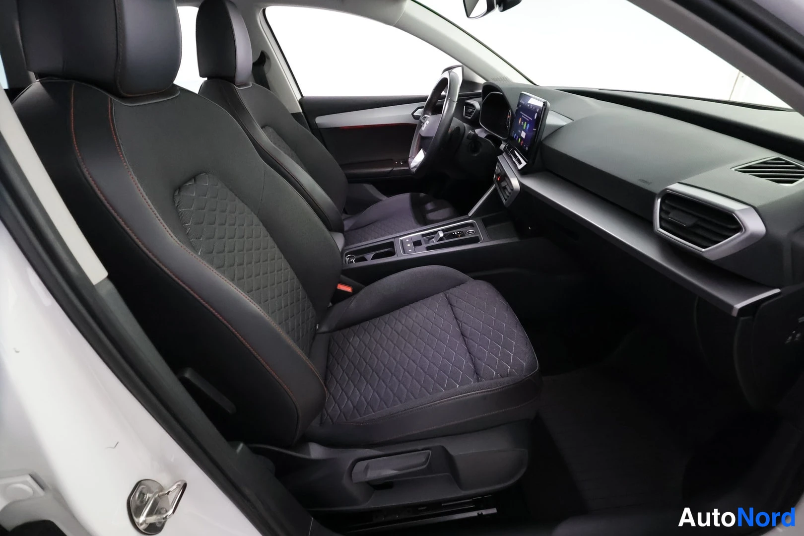 Valkoinen Seat Leon Sportstourer 2020, etuistuimet, kuva 16
