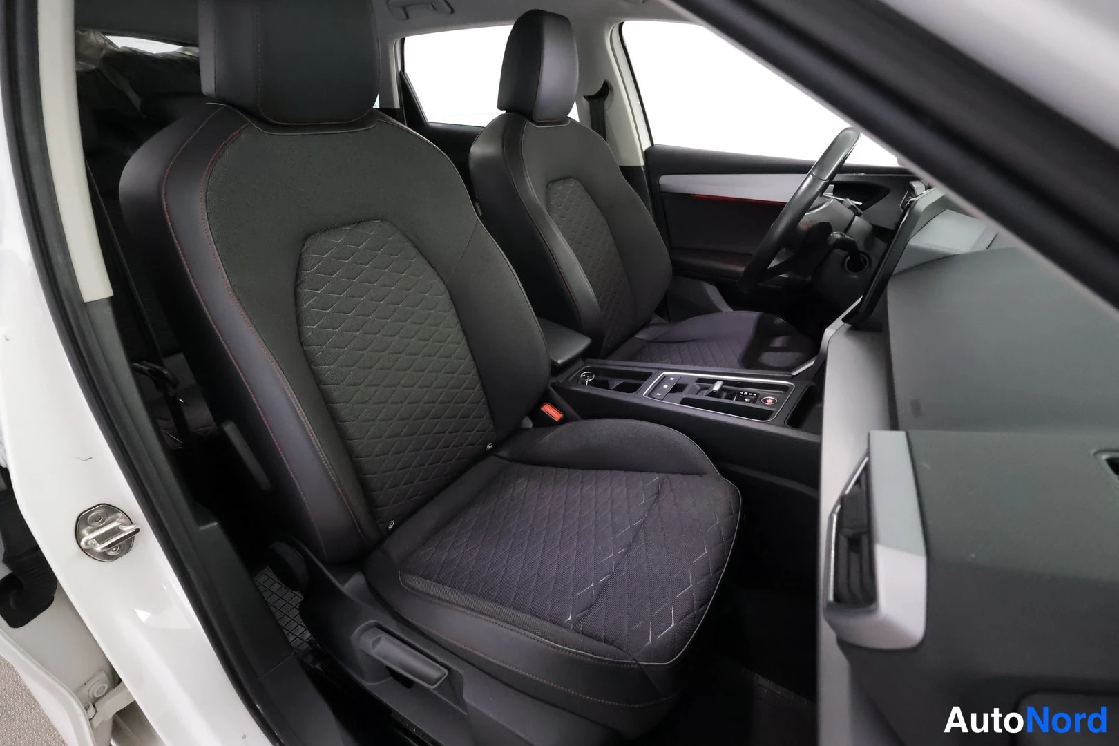 Valkoinen Seat Leon Sportstourer 2020, etuistuimet, kuva 17