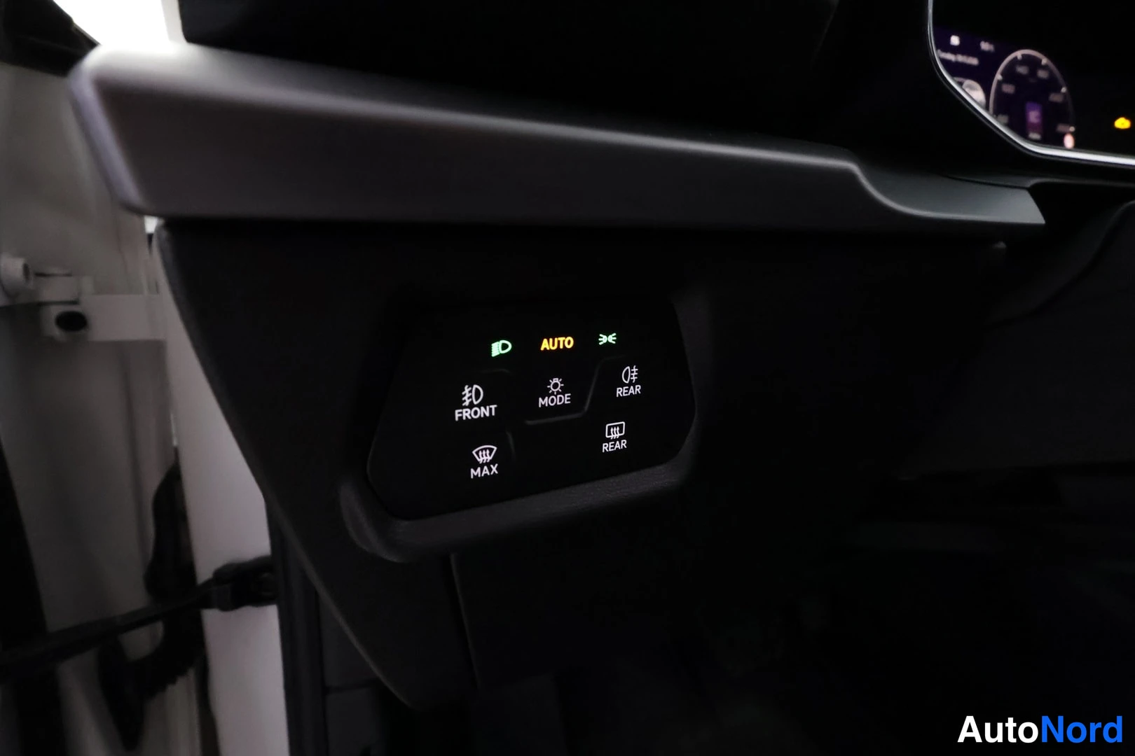 Valkoinen Seat Leon Sportstourer 2020, yksityiskohta, kuva 27