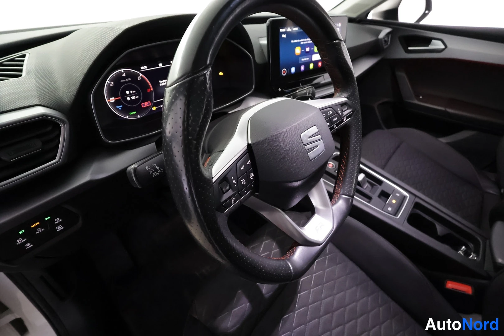 Valkoinen Seat Leon Sportstourer 2020, ohjaamo, kuva 14