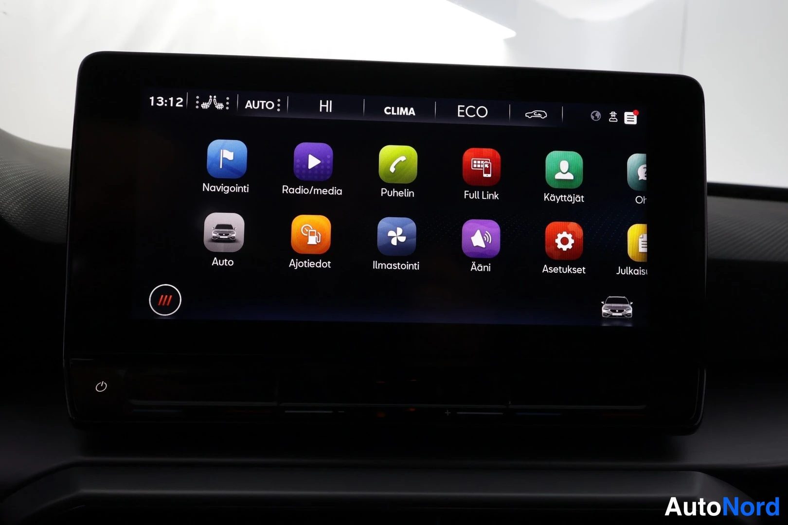 Valkoinen Seat Leon Sportstourer 2020, yksityiskohta, kuva 32
