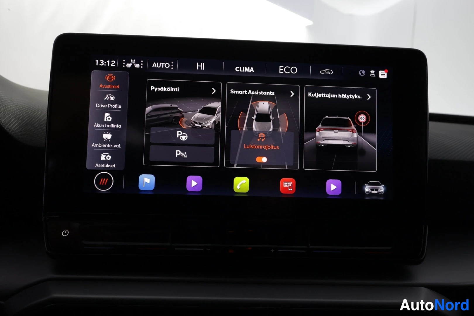 Valkoinen Seat Leon Sportstourer 2020, yksityiskohta, kuva 33