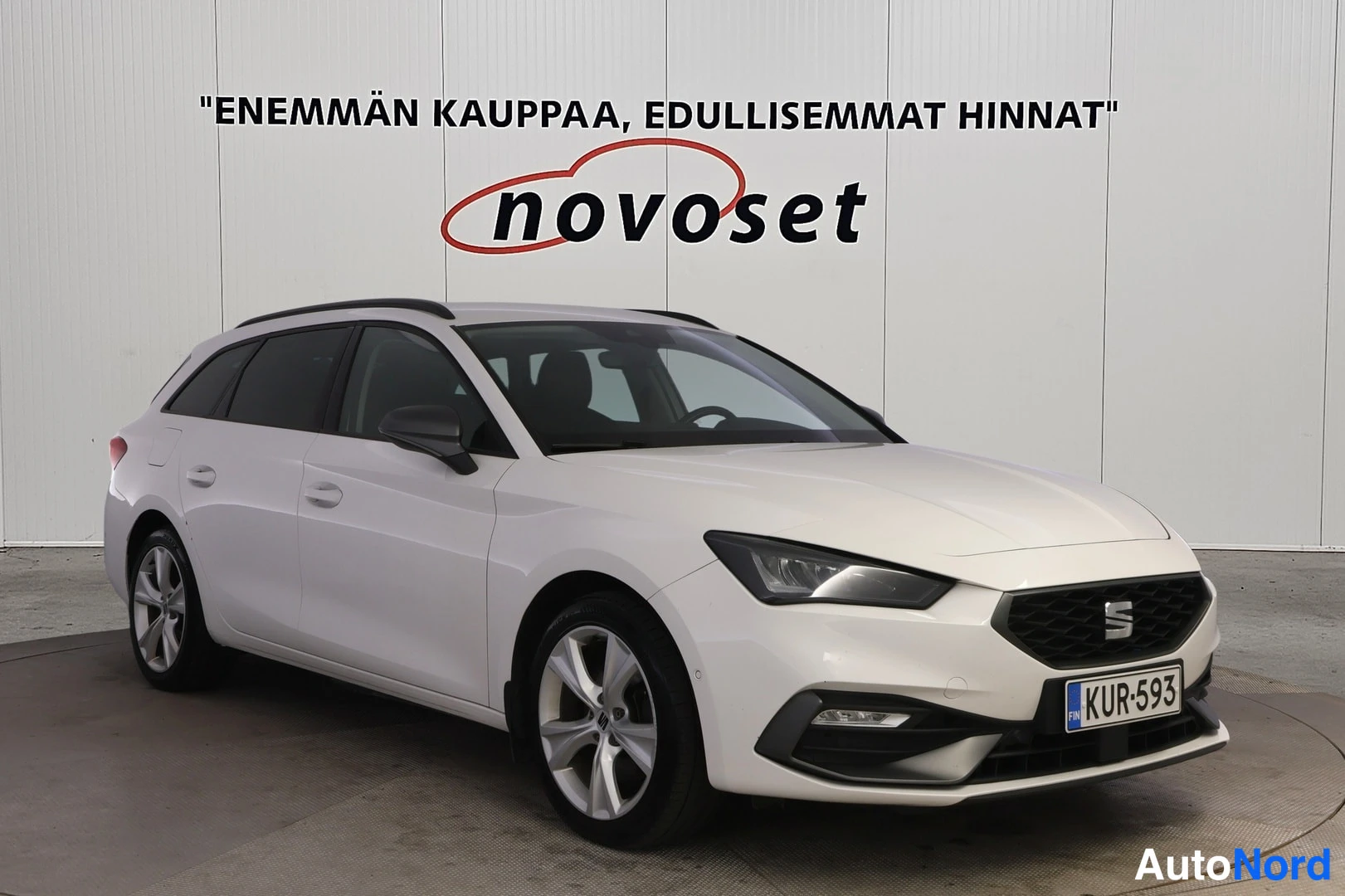 Valkoinen Seat Leon Sportstourer 2020, etuviisto, keula oikealle, kuva 2