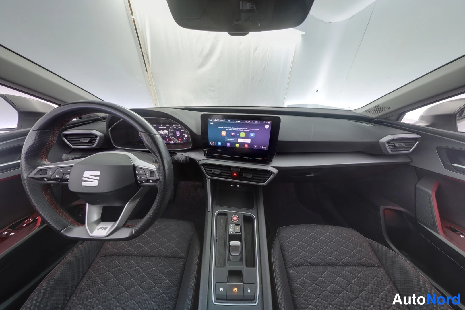 Valkoinen Seat Leon Sportstourer 2020, ohjaamo, kuva 7