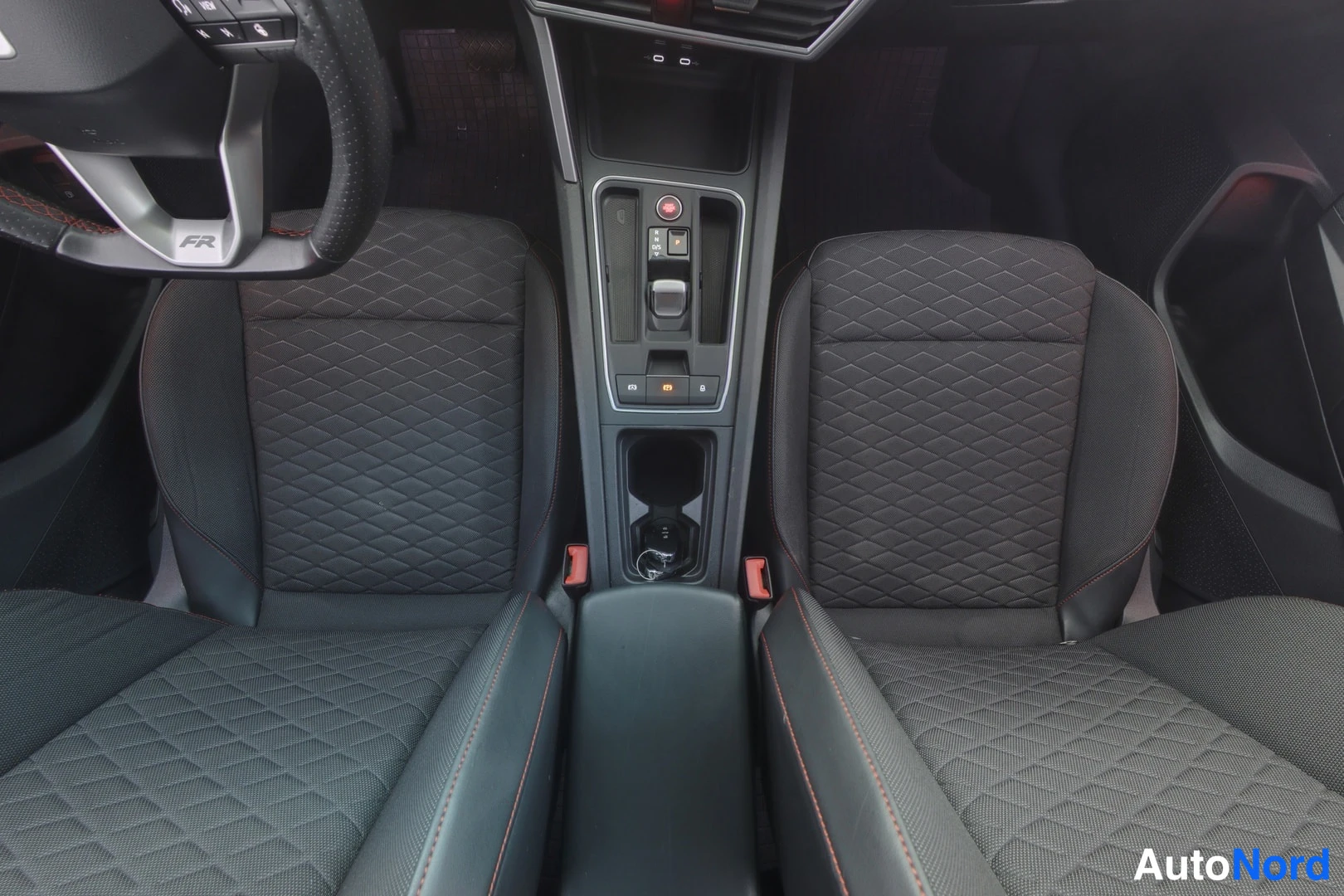 Valkoinen Seat Leon Sportstourer 2020, etuistuimet, kuva 15