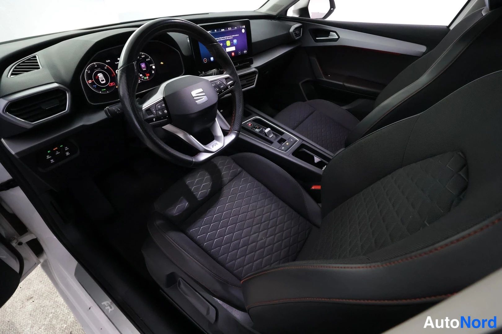 Valkoinen Seat Leon Sportstourer 2020, ohjaamo, kuva 9